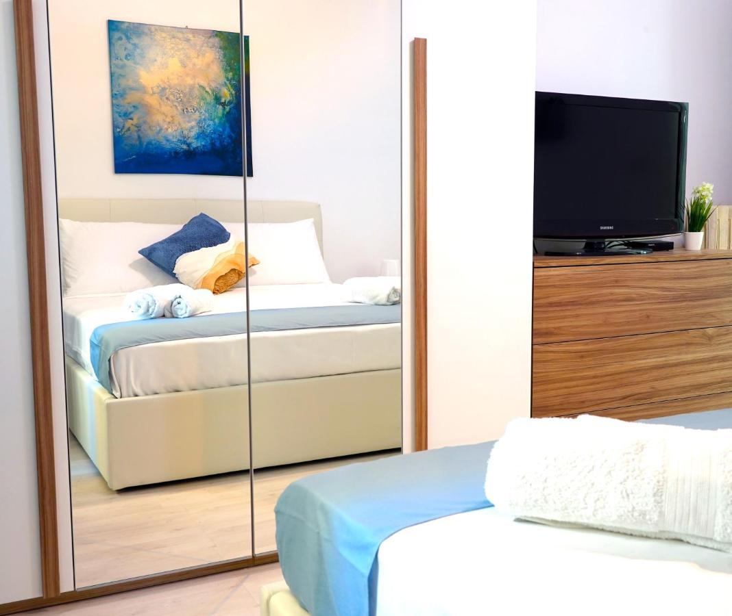 Ferienwohnung Hostly - Vittoria House - Near The Center With Private Parking Neapel Exterior foto