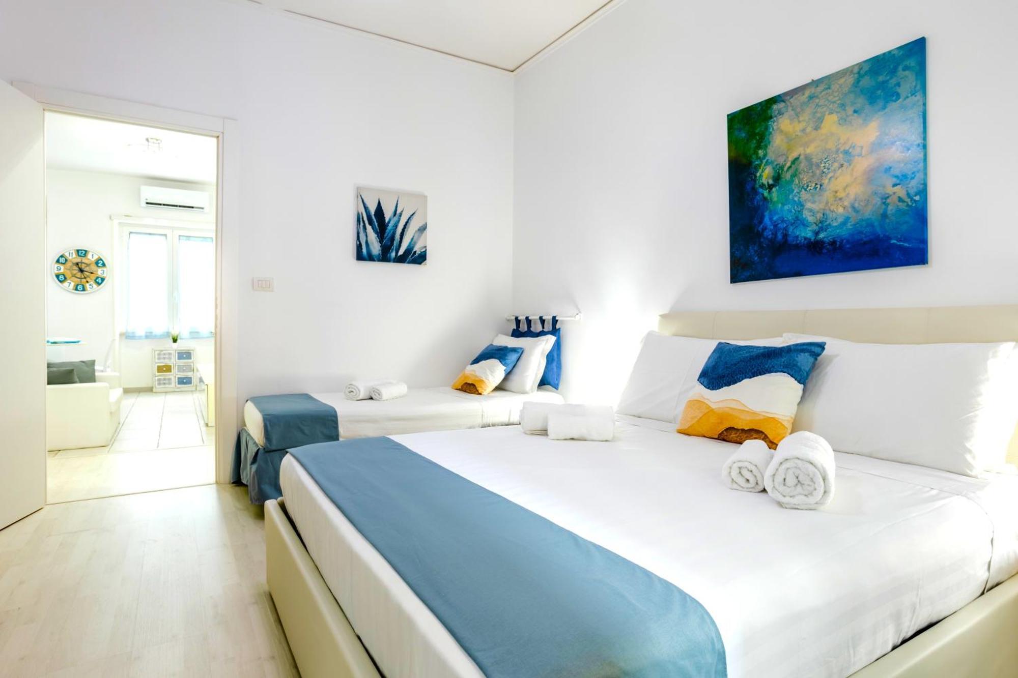 Ferienwohnung Hostly - Vittoria House - Near The Center With Private Parking Neapel Exterior foto