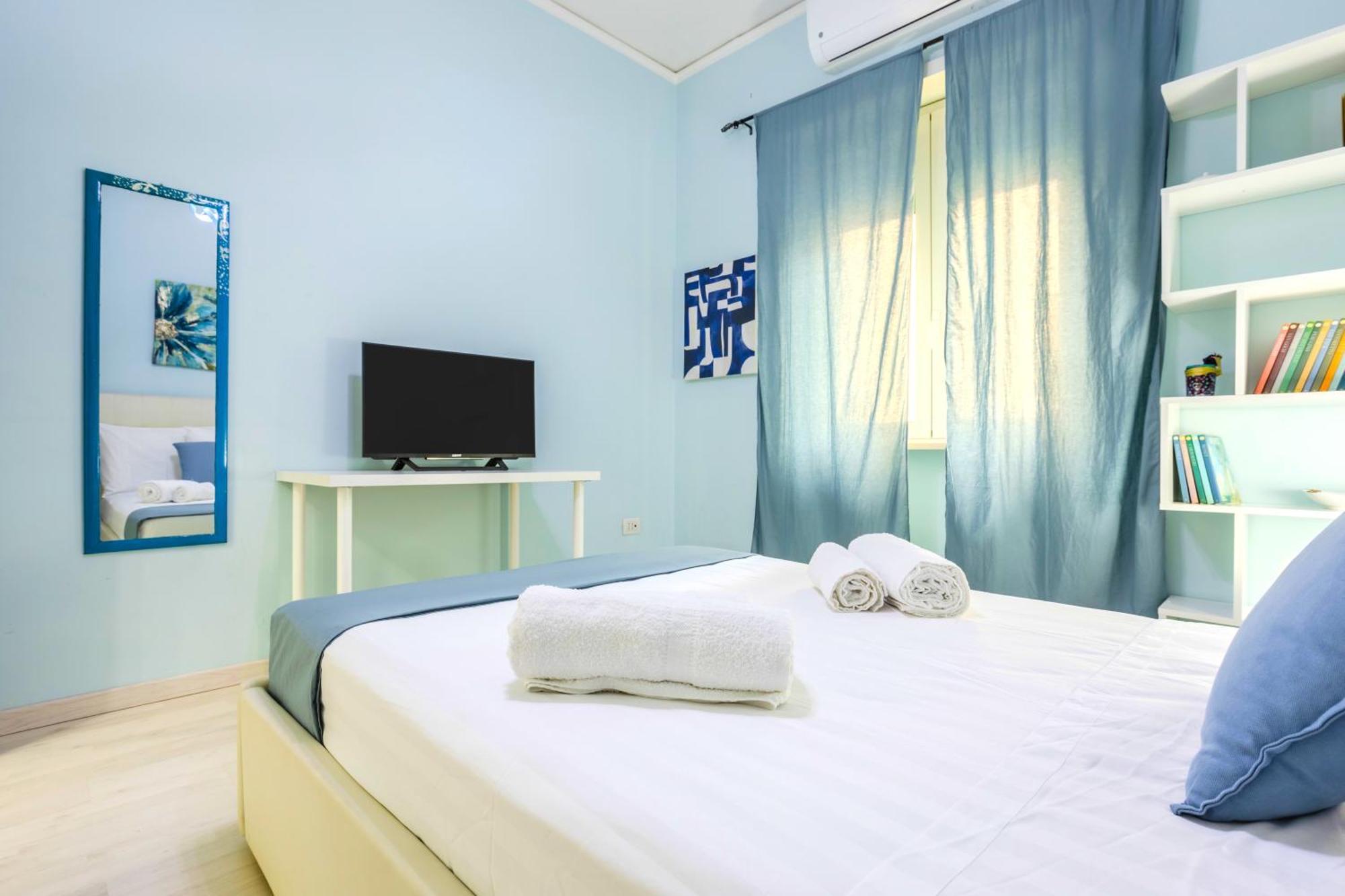 Ferienwohnung Hostly - Vittoria House - Near The Center With Private Parking Neapel Exterior foto